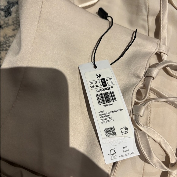 Garage top never worn size medium - Picture 2 of 4